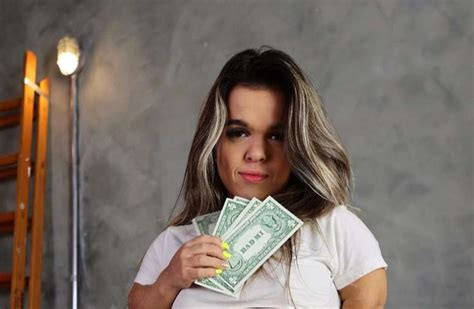 Mini Gabys, a anã influencer que fatura R$70 mil/mês no。